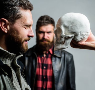 Korkuyu dağıtmaya odaklanmış. Psikoloji konsepti. İnsani korkular ve cesaret. Korkunun derinliklerine bak. Ölümün kafatasına bakan vahşi sakallı hippi. Korkularının üstesinden gel. Cesur ol.