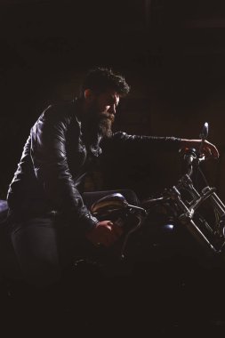 Gece yarışçısı kavramı. Maço, vahşi Motorcu deri ceket sürme motosiklet gece zaman, kopya alanı. Sakallı, motorcu karanlık, siyah arka planda motorlu bisiklet üzerinde oturan deri ceketli adam