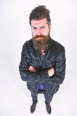 Sakal ve bıyık kameraya bakarak sıkı yüzünde olan adam. Maço deri ceket, beyaz arka plan giyer. Erkek Giyim ve moda kavramı. Hipster şık kıyafetiyle poz ciddi görünüyor