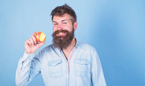 J'adore les pommes Homme beau hipster avec longue barbe manger des pommes. Morsures de hipster faim profiter pomme mûre. Fruit collation saine toujours bonne idée. Alimentation de l'homme mange des fruits. Concept de nutrition saine — Photo