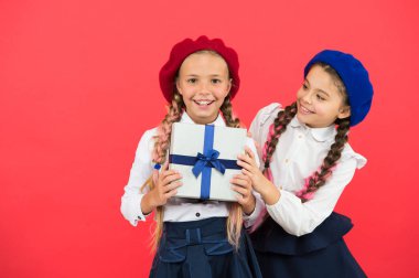 Kız arkadaş tatil kutlamak. Çocuk resmi giyim hediye kutusu ile. Açık hediye şimdi. Dostluk kavramı. Doğum günü hediyesi. Alışveriş ve tatil. Sevgili arkadaşım. Hediye kutusu arkadaşına veren kız