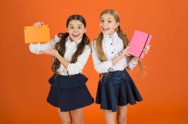 Arkadaşlar Not defteri profili. Sevgili günlük. Okul kırtasiye. Kızlar Sevimli çocuklar okul üniforma turuncu arka plan. Kız öğrenci gösterisi kitap günlüğü veya Not defteri. Okul kavramı malzemeleri. Okul çalışmada seviyoruz