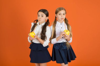 Vitamini beslenme okul gün boyunca. Alttan yukarıya ittirmek öğrenci kabulü meyve. Okulda ücretsiz taze meyve dağıtma. Kız çocuklar okul üniforması turuncu arka plan. Kız öğrenciler elma ye. Okul yemeği