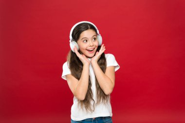 Çok onun serin becerikli alet ile heyecanlı olmak. Küçük kız müzik dinliyor. Kulaklıklar giyen küçük kız. Kablosuz Kulaklýklý mikrofon seti ile şirin müzik fan. Küçük çocuk boş zaman veya eğitim için teknolojisini kullanarak