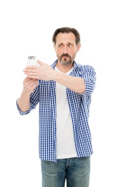 Adam olgun sakallı adam tutun şişeyle ilaçlar ya da vitamin. Vitamini yetişkin için karmaşık. Erkek sağlık. İlaç alıyor. Sağlık bakım ve tedavi. Vitamini bağışıklık korumak. Vitamin takviyeleri kavramı