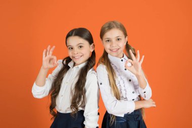 Arkadaşlık okul eğitimine devam ederken. Okul dostluk kavramı. Neşeli çocuklar. En iyi arkadaşıyla ders motivasyon. Kızlar en iyi arkadaşlar okul üniforması sınıf arkadaşları. Okulda dostane ilişkiler