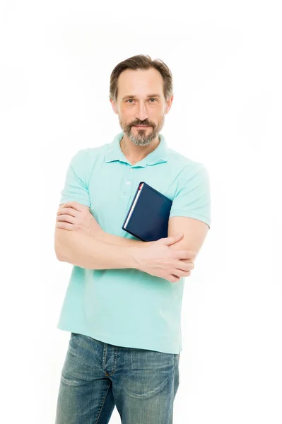 Vertrouwen in zijn kennis. Oudere zakenman studeren in business school. Volwassen student terug naar school. Bebaarde man met het boek te lezen. Senior business coach bedrijf boek — Stockfoto