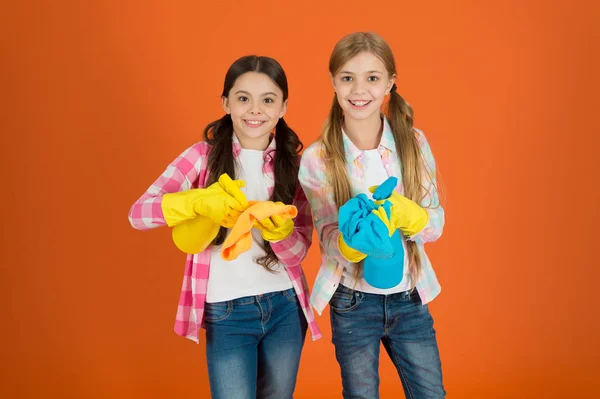 Ma szolgálatban vagyunk. Gyerekek együtt takarítás. Szép és rendezett. Lányok, mist spray és kész tisztító rongy. Háztartási feladatok. Kis segítője. Lányok aranyos gyerekek szeretik, ezen a környéken: takarítás. Tartsa tisztán — Stock Fotó