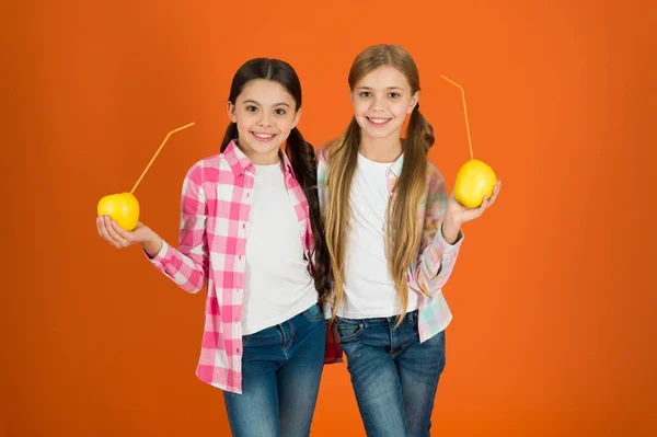 Okulda ücretsiz taze meyve dağıtma. Kız çocuklar rahat tarzı yemek elma meyve portakal arka plan. Kız öğrenciler elma meyve yiyin. Okul yemeği. Vitamini meyve beslenme çocuklar için. Sağlıklı yaşam tarzı — Stok fotoğraf