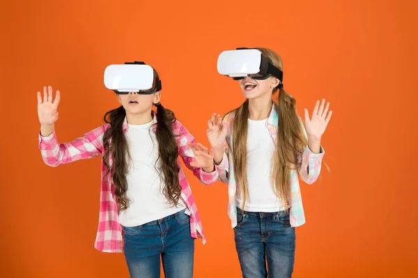 Crianças meninas jogar jogo de realidade virtual. Amigos interagem no vr. Explore a realidade alternativa. O futuro está presente. Espaço virtual e jogos virtuais. Tecnologia de realidade virtual. Descubra a realidade virtual — Fotografia de Stock