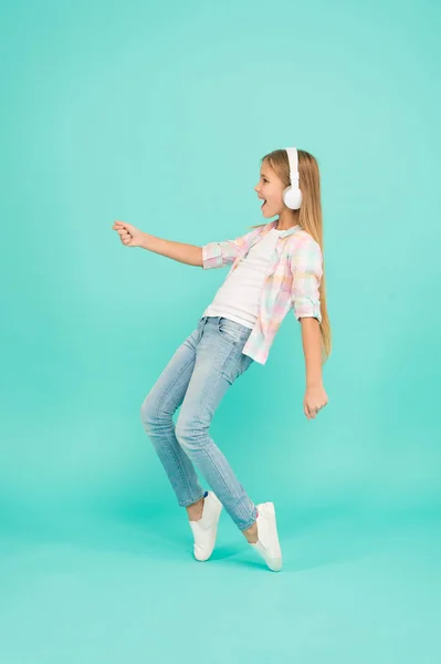 Las canciones cambian su estado de ánimo. Feliz niña bailando música. Bailarina. Niña escuchando música en auriculares. Lindo niño disfrutando de música de baile feliz. La música es felicidad para ella — Foto de Stock