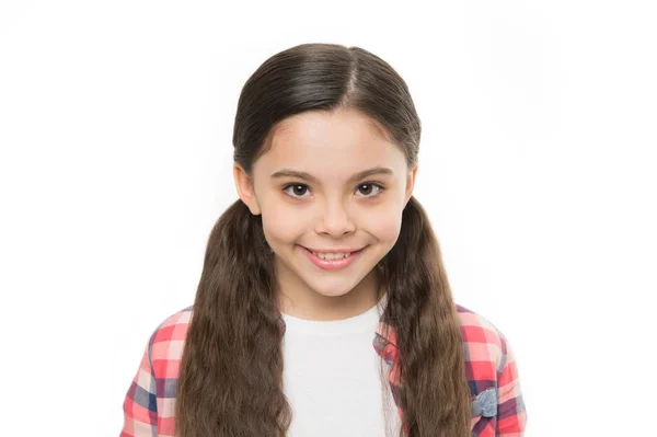 Fuerte concepto de cabello. Niña larga y saludable pelo brillante. La niña crece el pelo largo. Hábitos saludables de cuidado del cabello. Niño feliz sonriente cara alegre con adorable peinado fondo blanco aislado —  Fotos de Stock