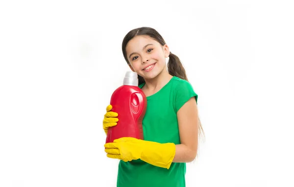 Blanchiment de ménage. Petit enfant prêt à faire la lessive. Petite femme de ménage tenant une bouteille de détergent dans les mains. Jolie aide domestique portant des gants en caoutchouc jaune. Utilisation de produits de nettoyage ménagers — Photo