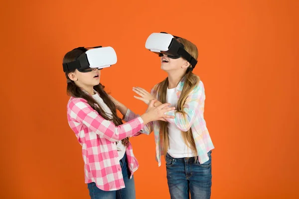 Amigos interagem no vr. Explore a realidade alternativa. O futuro está presente. Espaço virtual e jogos virtuais. Tecnologia de realidade virtual. Descubra a realidade virtual. Crianças meninas jogar jogo de realidade virtual — Fotografia de Stock