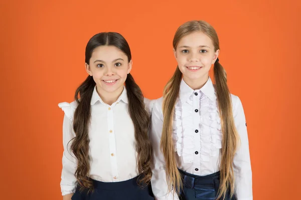 Motivación estudiando con el mejor amigo. Chicas mejores amigos compañeros de escuela uniforme. Relaciones amistosas en la escuela. Haciendo amigos mientras estudiaba en la escuela. Concepto de amistad escolar. Niños alegres —  Fotos de Stock