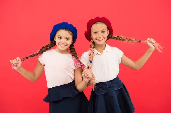 Ausbildung im Ausland. Anmeldeformular für die internationale Schule. Französisch Sprachschule. Schulmodekonzept. Schüler lächelnde Mädchen tragen formelle Uniform und Baskenmützen. Internationales Austauschschulprogramm — Stockfoto