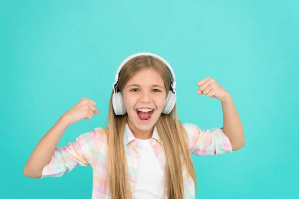 En las ondas musicales. Adorable fanático de la música. La música la hace feliz. Niña escuchando música. Feliz niño pequeño disfrutar de la música jugando en los auriculares — Foto de Stock