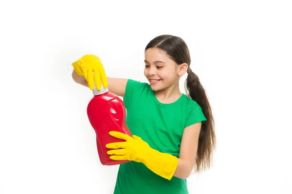 Disfruta lavándola. Lindo limpiador con guantes de goma amarillos. Niño pequeño sosteniendo detergente de lavandería en las manos. Uso de productos de limpieza domésticos. Niño pequeño listo para el lavado doméstico — Foto de Stock