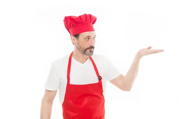 Koken als professionele bezetting. Uniform voor het koken. Chef-kok in het restaurant. Koken is mijn hobby. Leren koken. Welkom in mijn keuken. Culinaire inspiratie. Volwassen knappe man witte achtergrond — Stockfoto