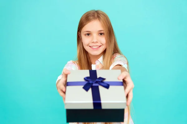 Приятный сюрприз. Девочка держит подарочную коробку. Каждый ребенок мечтает о таком сюрпризе. Подарок имениннице. Делать подарки. Список пожеланий на день рождения. Счастье и радость. С днем рождения! — стоковое фото