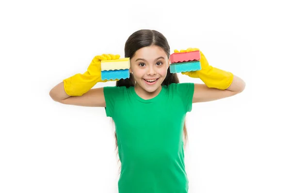 Pulisce senza graffiare. Pulizia e lavaggio. Le faccende domestiche. Cameriera pronta per l'aiuto domestico. Piccola governante che tiene spugne in guanti di gomma. Adorabile cameriera da cucina — Foto Stock