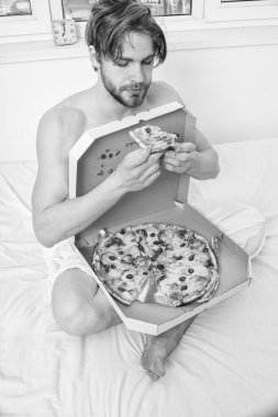 Adam çıplak pizza kutusu sit yatak yatak odası teklif ona eşlik kaplı. Seksi kurye gastronomik memnuniyeti sağlar. Gastronomik memnuniyeti. Adam sakallı yakışıklı pizza yemek. Adam yemek pizza kahvaltı