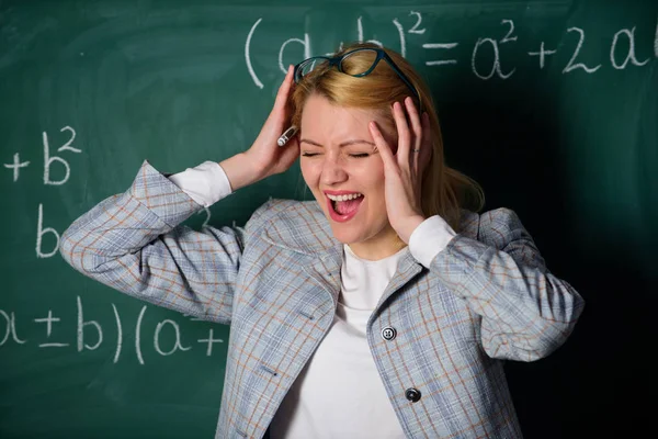 Belajar dan pendidikan. Sekolah modern. Hari pengetahuan. Wanita di kelas. Kembali ke sekolah. Hari para guru. guru di pelajaran sekolah di papan tulis. Sekolah. Dia tidak pernah bolos kelas apapun. Wanita lelah — Stok Foto