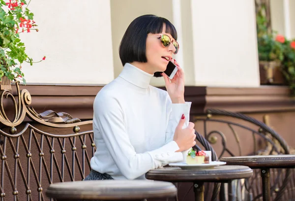 Tempo agradável e lazer. Liga ao amigo. Relaxa e pausa para o café. Menina senhora elegante com smartphone. Conceito de lazer. Mulher atraente elegante morena passar lazer café terraço fundo — Fotografia de Stock