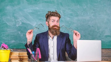 İyi vizyon tutmak için uygun gözlük seçmeniz gerekir. Göz ve görme ile dizüstü bilgisayar ve kitap nedenleri sorunları olan çalışması. Göz bakımı ve sağlık. Gözlük Bakımı göz sağlığı hakkında sakallı öğretmen