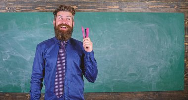 Okul kırtasiye. Okul sezonu satın Kırtasiye için hazırlayın. Gülümseyen adam zımba Kırtasiye tutun. Yenilikçi öğretmen resmi kravat zımba tutar. Öğretmen adam zımba kara tahta arka plan ile sakallı