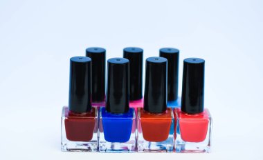 Dayanıklılık ve kalite kaplama Lehçe. Tırnak cilası beyaz arka plan. Jel Lehçe modern teknoloji. Nasıl renkler birleştirmek. Manikür salonu. Moda trendi. Tırnak cilası şişe. Güzellik ve bakım kavramı