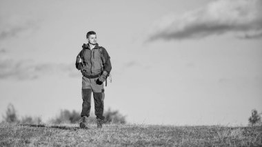 Erkeksi hobi etkinlik. İnsan avcısı tüfek mavi gökyüzü arka plan taşırlar. Deneyim ve pratik başarı avcılık oldukça rahat. Av silah tabanca ya da tüfek. Avcılık hobi. Adam av doğa ortam