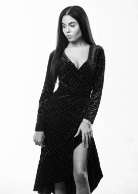 Kız çekici seksi şık elbise giymek. Moda kavramı. Kadın elbise polka dot modeli. Kadın decolette ile makyaj uzun saç giyim kadife karanlık elbise zarif bayanla. Seksi dekolte moda Giydirme