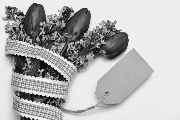 Μπουκέτο με τουλίπες και λιλά λουλούδια τυλιγμένα με ribbon — Φωτογραφία Αρχείου