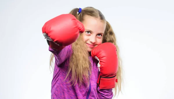 Sportmode und Sportbekleidung. Training mit Trainer. Kampf. Boxerkindertraining, gesunde Fitness. Knockout und Energie. Sporterfolg. kleines Mädchen in Boxhandschuhen beim Stanzen. Kampf bis zum Ende — Stockfoto