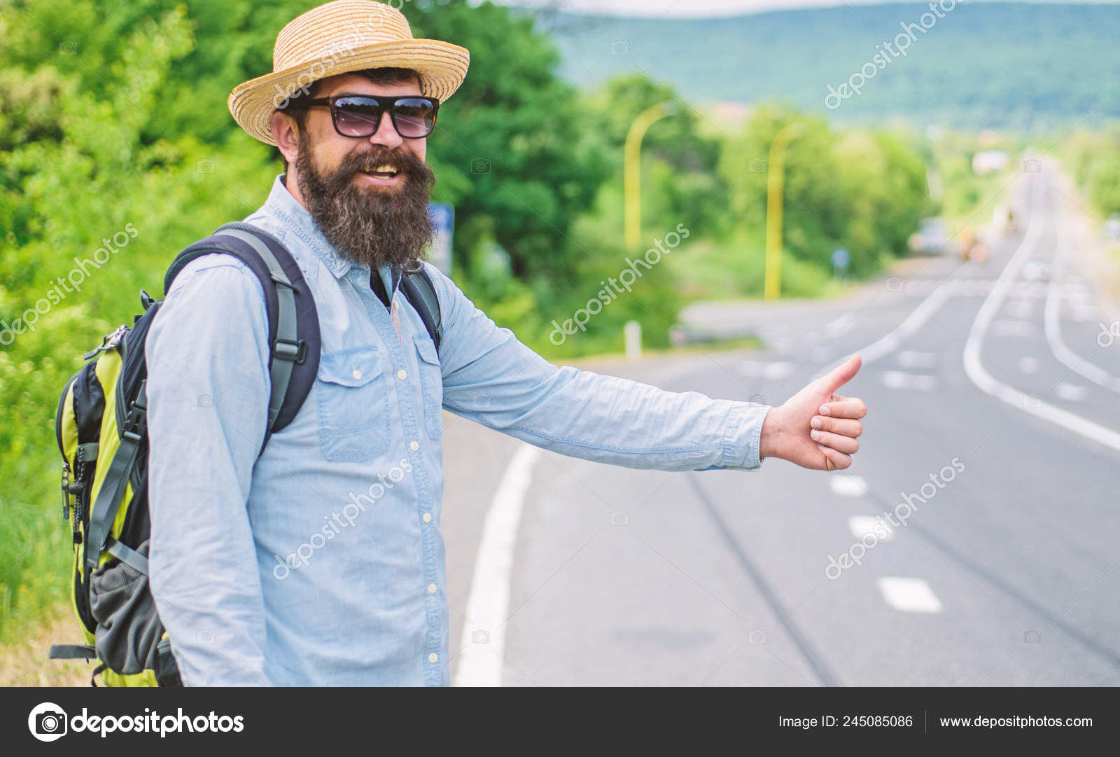 S way travel. Мужчина автостоп. Старик путешествует автостопом. Автостопер парень. Люди которые путешествуют автостопом.