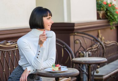 Tatlılar seviyor. Kadın çekici şık esmer gurme Pasta Cafe Teras arka plan yemek. Keyifli zaman ve rahatlama. Lezzetli gurme kek. Kız Cafe pasta tatlı ile rahatlayın. Gurme kavramı
