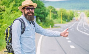 Otostopçu alarak. Arabayı durdur. Adam deneyin dur araba başparmak. Seyahat ucuz yollardan biriyle otostop. Otostopçu riske güvenli olmayan sürücü olan biri tarafından aldı ediliyor ya da şahsen tehlikeli