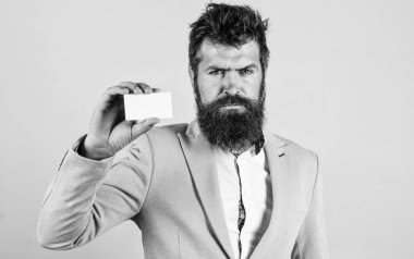 İş adamı boş kartı tutun. Sakallı hippi ciddi bir yüz gösteri kartı. Bankacılık hizmetleri iş için. Kartvizit tasarımı. Kart kopyalama alanı profesyonel meslek konumu. Feel ücretsiz iletişim kur