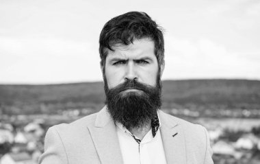 Nihai bıyık damat Kılavuzu. Büyüyen ve bıyık sürdürmek için uzman ipuçları. Hipster ciddi yakışıklı çekici sakallı adam uzun. Adam sakallı hippi bıyık mavi gökyüzü arka plan ile