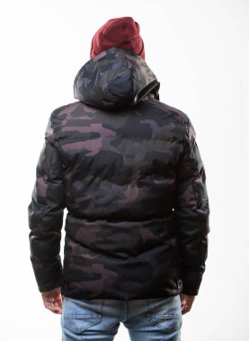 Rahat kış kıyafeti. Kış şık erkek giyim. Adam beyaz arka plan üzerinde izole kukuleta ile sıcak kamuflaj desen ceket parka hazır. Hipster kış moda. Adam şapka ve siyah kış ceket giymek