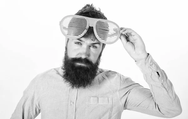 Hombre barbudo tipo usar gafas de sol con persianas gigantes. Gafas de sol de protección ocular concepto accesorio. Atributo fiesta gafas de sol y accesorio elegante. Hipster usar persianas sombras gafas de sol extremadamente grandes — Foto de Stock