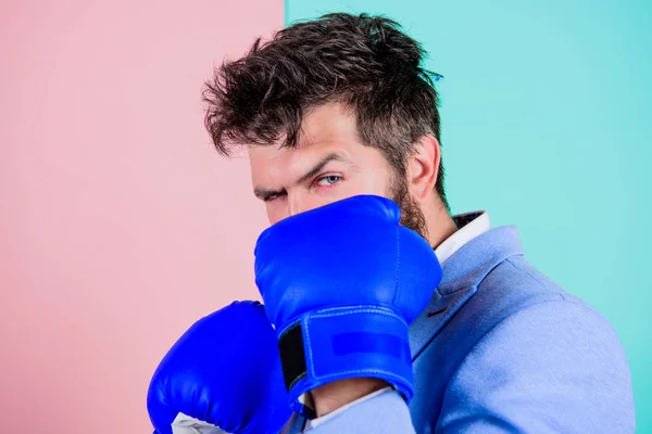 Creando una nueva marca personal. El hombre de negocios usa guantes de boxeo. Un hombre fuerte en posición de boxeo. El hombre jefe tiene entrenamiento de boxeo. Luchando por el éxito en el deporte o los negocios. El deporte mejora sus habilidades comerciales —  Fotos de Stock