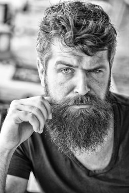 Hipster acımasız adam büküm bıyık. Adam kendine güvenen acımasız sakallı maço. Damat ve Kuaför Salonu kavramı. Erkeklik ve vahşeti. Erkek güzellik. Maço acımasız sakallı hippi yakın kadar flört