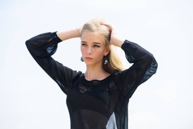 Dikkat çekmek nasıl saç ağartılmış. Kuaför ipuçları kavramı. Ağartılmış saçımı kurtarıyor. Kız ihale sarışın makyaj yüz gökyüzü arka plan. Nasıl hızlı ve güvenli bir şekilde ağartılmış saç onarım. Kökleri beyazlatma