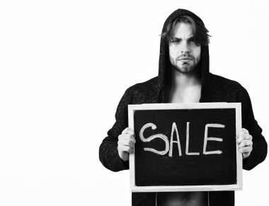 Sakallı adam, kısa sakal. Beyaz seksi genç maço şık saç ve bıyık mahallede holding Satılık yazıt ile siyah Yönetim Kurulu ile beyaz stüdyo arka planda, kopya spac izole