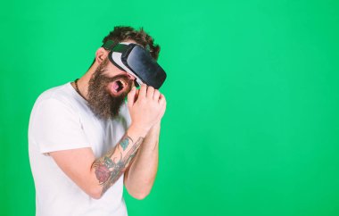 Vr gözlük, yeşil arka planda sakallı adam. Hipster meşgul yüzündeki eğlence ya da eğitim için modern teknolojiler kullanın. VR müzisyen kavramı. Hayali mikrofonla şarkı Vr gözlüklü