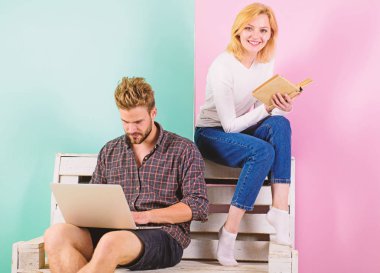 Gençlik giriş sınavına hazırlık boş zaman harcamak. Çift olan öğrenciler kitap ve dizüstü eğitim. Erkek ve kadın farklı öğrenme yaklaşımı kullanın. Çağdaş eğitim yaklaşım dijital yerine modası geçmiş