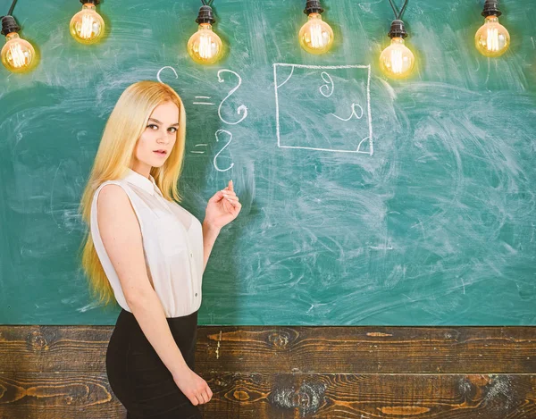 Wanita dengan bokong bagus mengajar matematika. Konsep guru seksi. Wanita seksi guru dengan rambut panjang menjelaskan rumus. Guru matematika menulis di papan tulis — Stok Foto