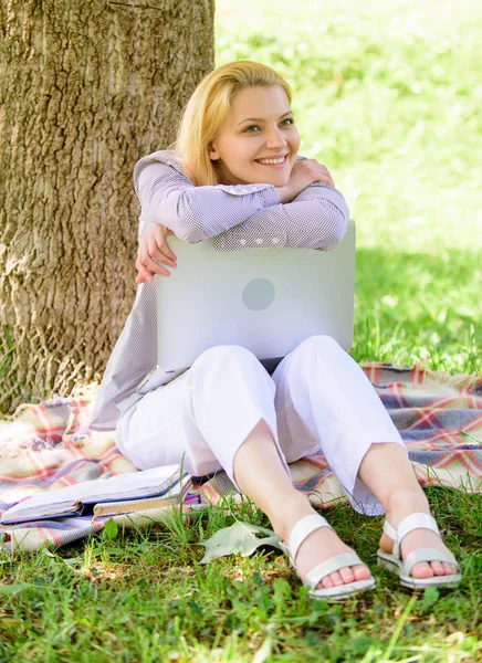 Laptop munka szabadban sovány fa nő. Perc relax. Oktatási technológia és az internet fogalma. Előnyök a szabadban dolgozik. Lány dolgozik-val laptop Park ül a fű. Természetes környezetvédelmi Hivatal — Stock Fotó